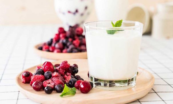 how to make high energy yogurt parfait with fruits?