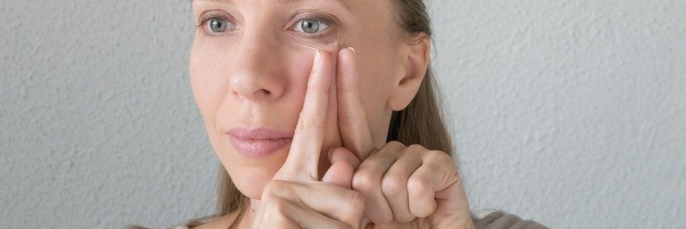 Facial exercises for sagging cheeks